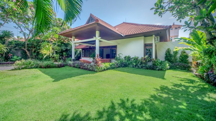 Modern Traditional Bali Style Villa for Sale in Sanur (1)