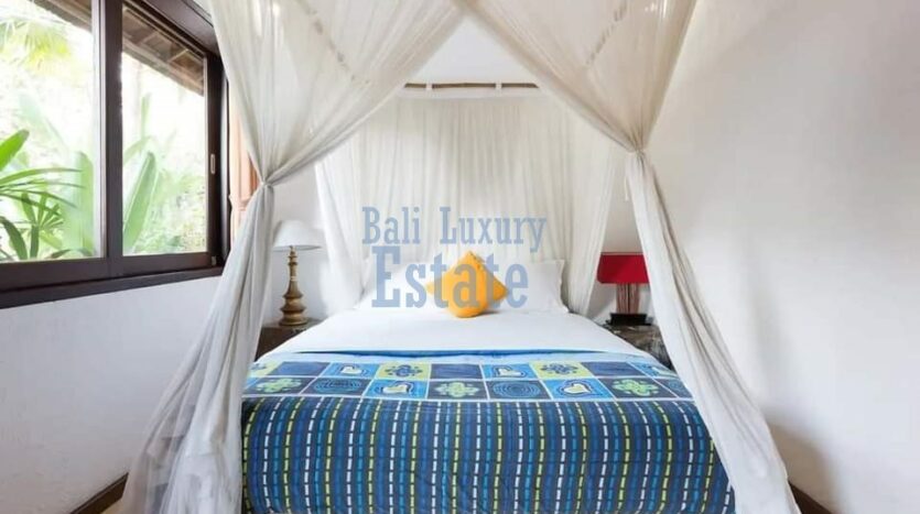 Traditional Wooden Style Villa in Batu Bolong - Bali Luxury Estate (13)