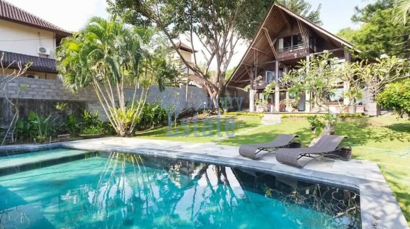 Traditional Wooden Style Villa in Batu Bolong - Bali Luxury Estate (16)