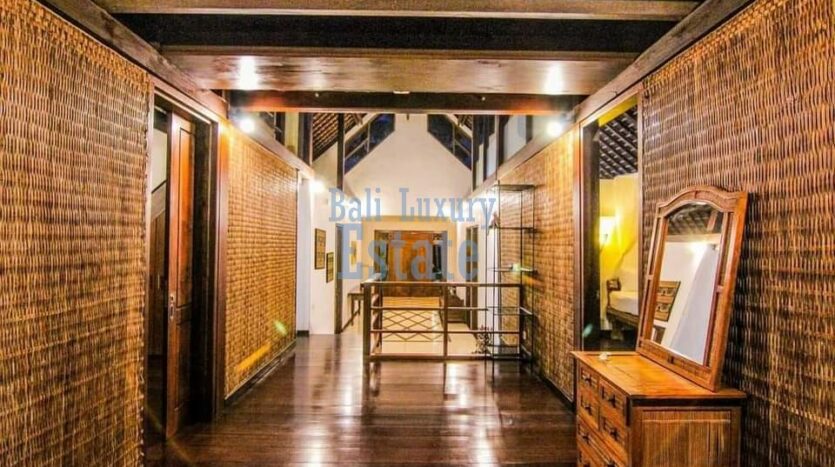 Traditional Wooden Style Villa in Batu Bolong - Bali Luxury Estate (19)