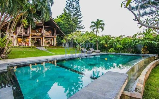 Traditional Wooden Style Villa in Batu Bolong - Bali Luxury Estate (2)