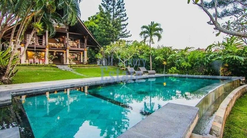Traditional Wooden Style Villa in Batu Bolong - Bali Luxury Estate (2)