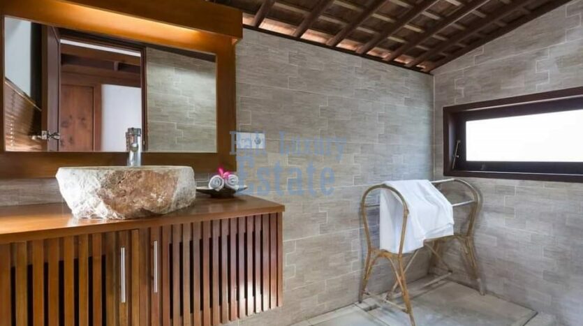 Traditional Wooden Style Villa in Batu Bolong - Bali Luxury Estate (25)