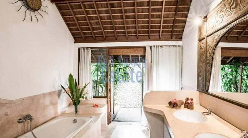 Traditional Wooden Style Villa in Batu Bolong - Bali Luxury Estate (26)
