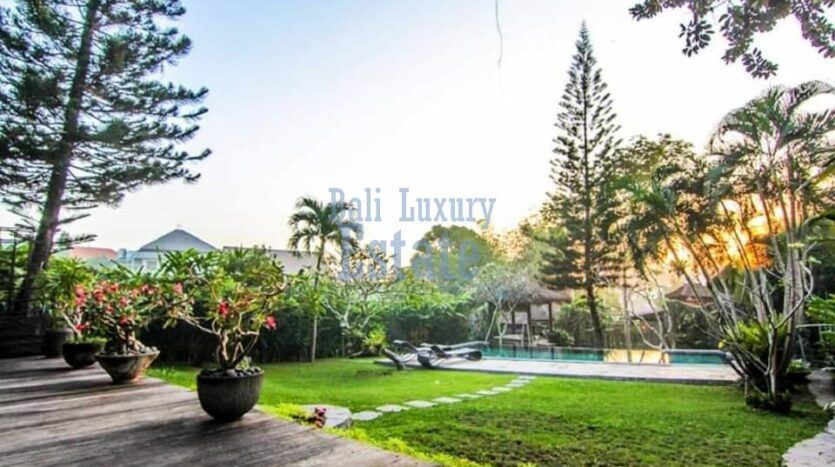 Traditional Wooden Style Villa in Batu Bolong - Bali Luxury Estate (9)
